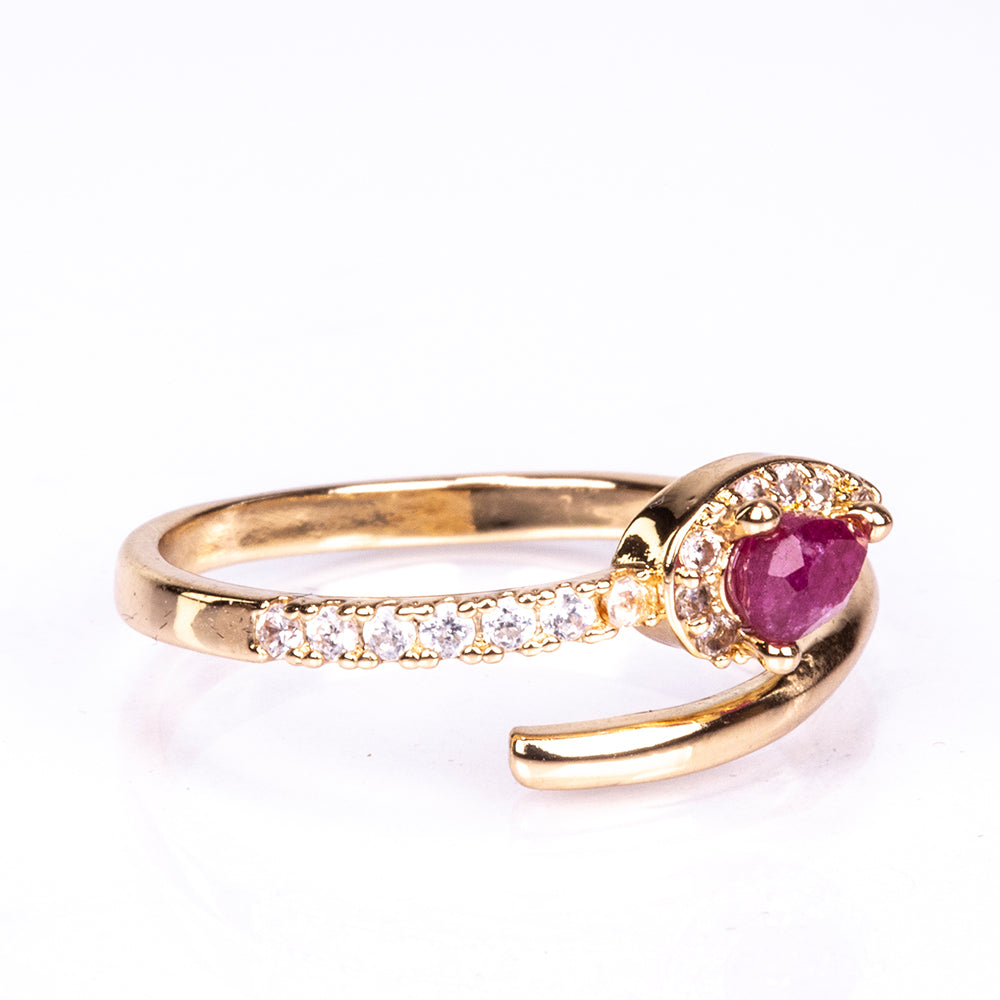 Anillo de Aleación Bañado en Oro con Rubí