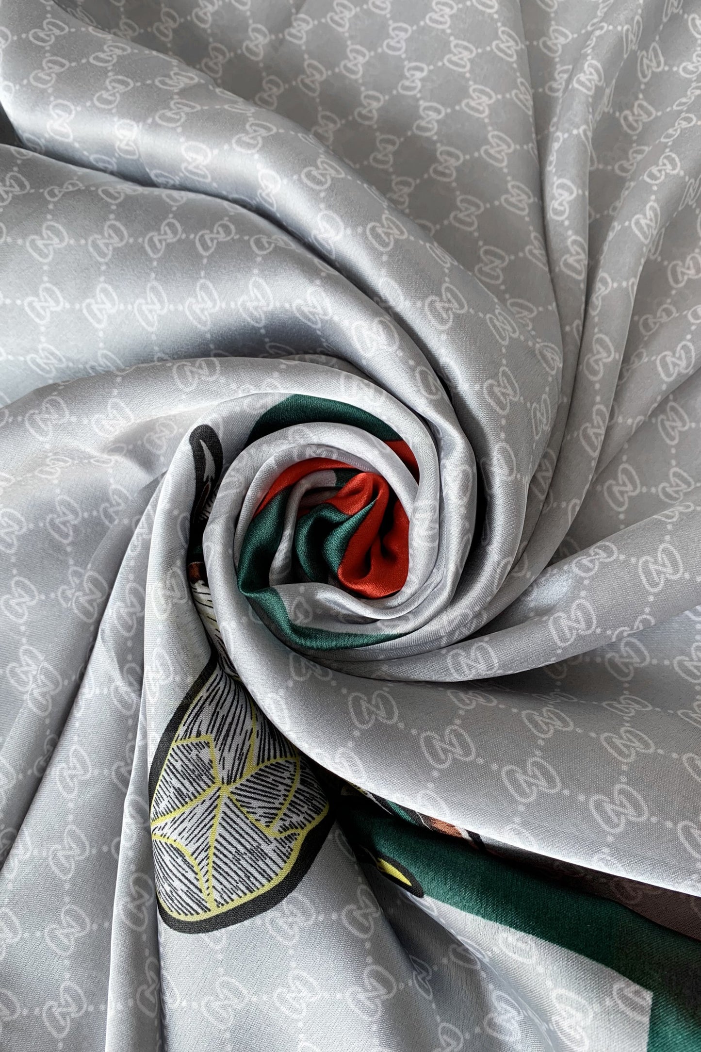 Bufanda-Mantón de Seda, 90 cm x 180 cm, Abeja de Moda con Borde, Gris Plata