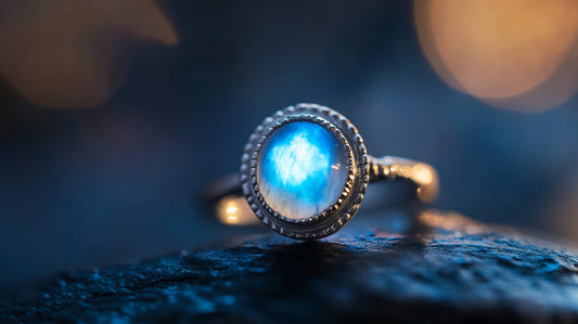 El encuentro de la aguamarina y la piedra lunar: armonía perfecta en joyas de plata y oro.
