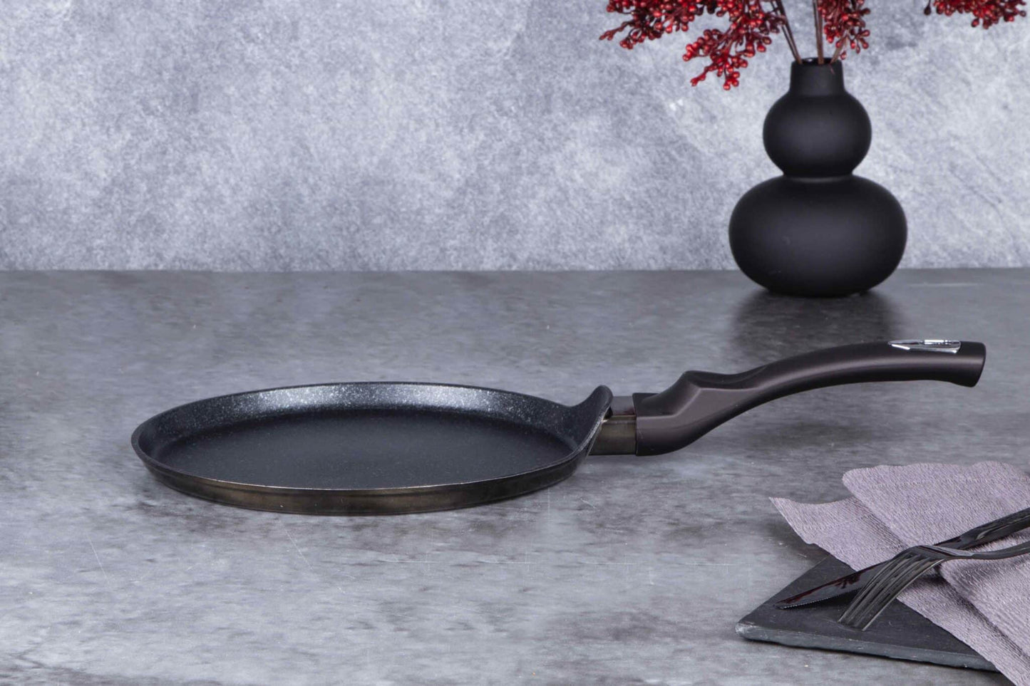 Sartén especial para tortitas Berlingen Haus de la línea metálica brillante en negro, de 28 centímetros, con protector gratis
