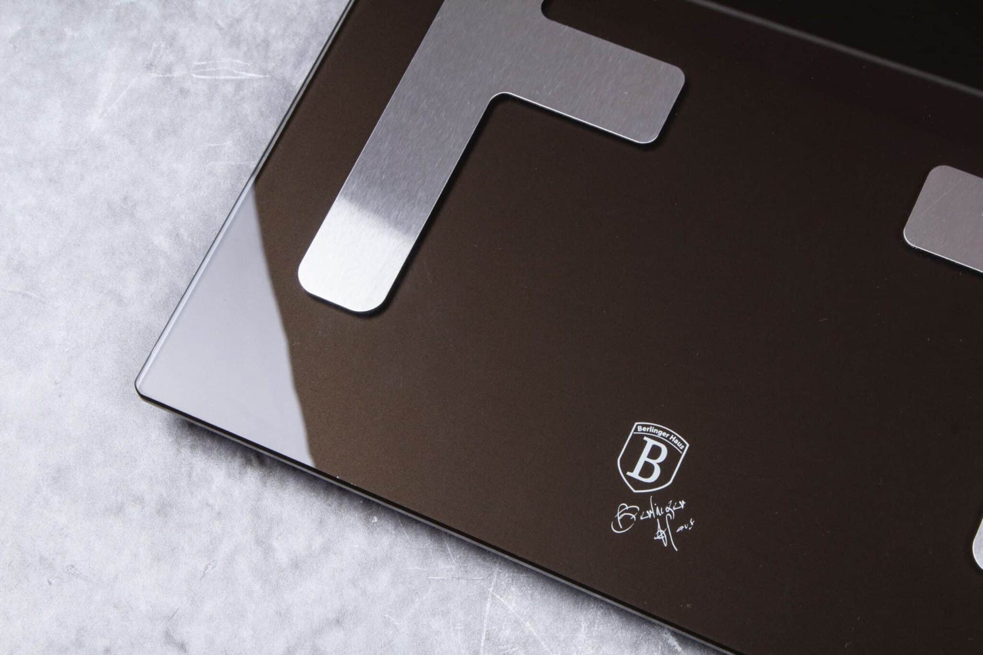 La báscula de grasa corporal Berlinger Haus de la línea metálica brillante en negro, con capacidad de 180kg 2 