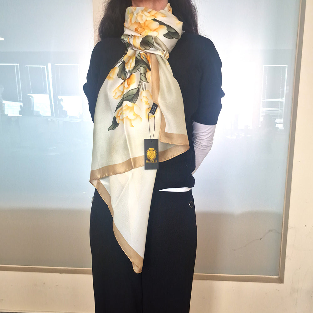 Bufanda con estampado de jardín floral, amarilla, 85 × 180 cm, 100 % seda vegana. 2 
