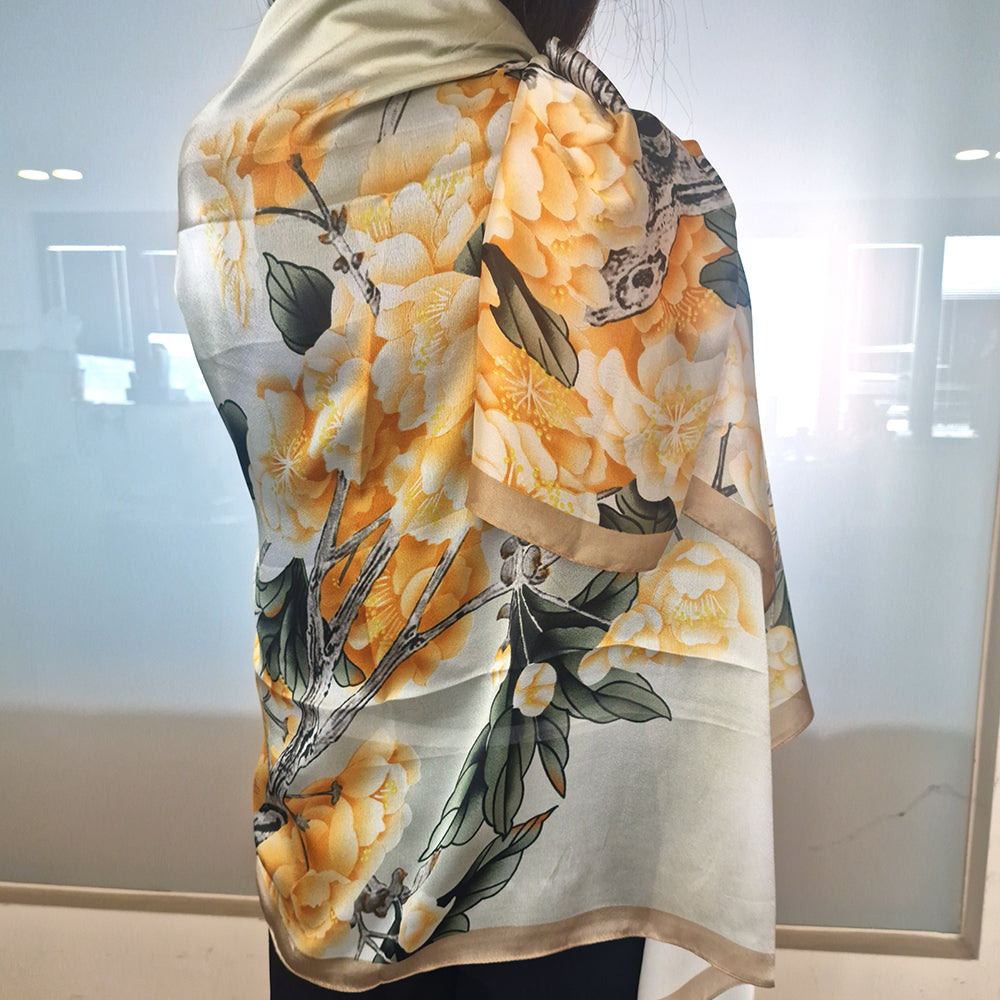 Bufanda con estampado de jardín floral, amarilla, 85 × 180 cm, 100 % seda vegana.