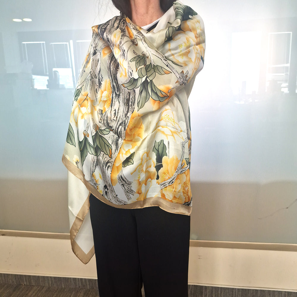 Bufanda con estampado de jardín floral, amarilla, 85 × 180 cm, 100 % seda vegana. 4 