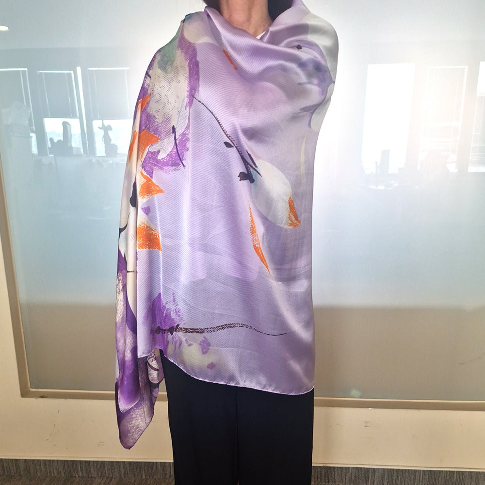 Bufanda con estampado de loto nocturno, color morado, 85 × 180 cm, 100 % seda vegana. 3 