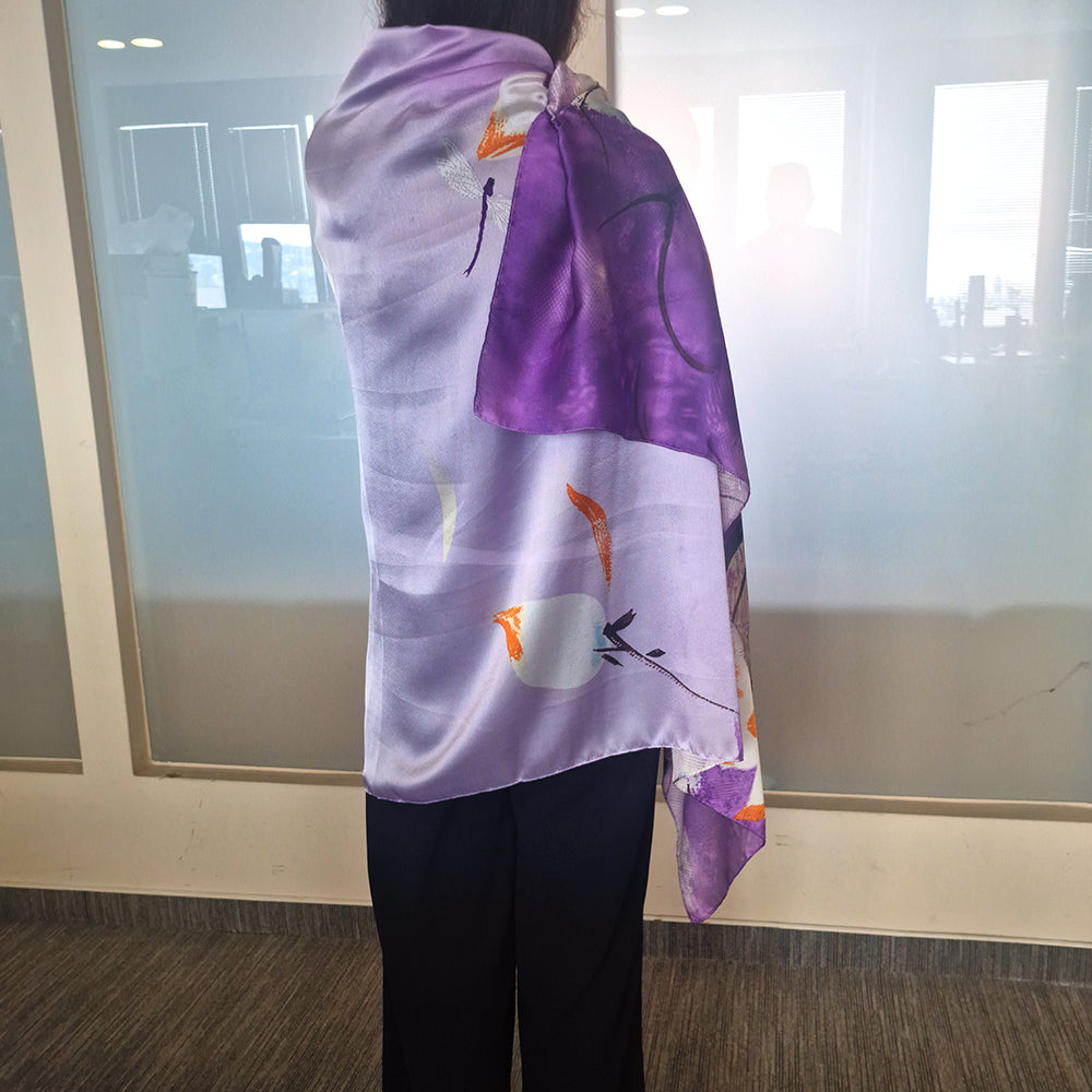 Bufanda con estampado de loto nocturno, color morado, 85 × 180 cm, 100 % seda vegana. 4 