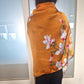 Bufanda con estampado inspirado en el Jardín del Edén, color naranja, 85 × 180 cm, 100 % seda vegana.
