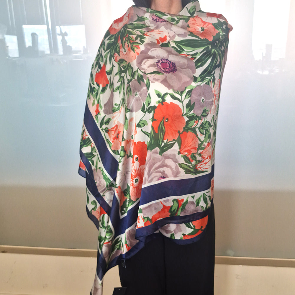 Bufanda con estampado de orquídeas, azul, 85 × 180 cm, 100 % seda vegana.