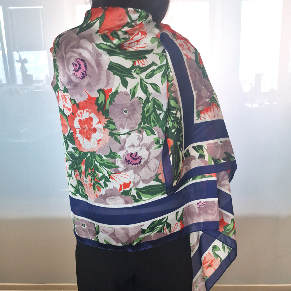 Bufanda con estampado de orquídeas, azul, 85 × 180 cm, 100 % seda vegana.