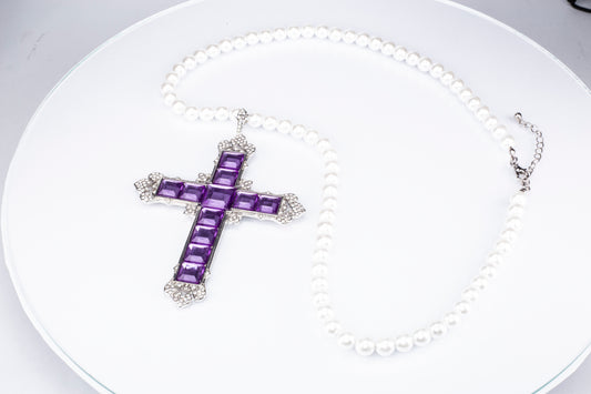 Cruz Collar de Aleación Bañado en Oro Blanco con Cristal Emporia® Púrpura y Perla de cristal
