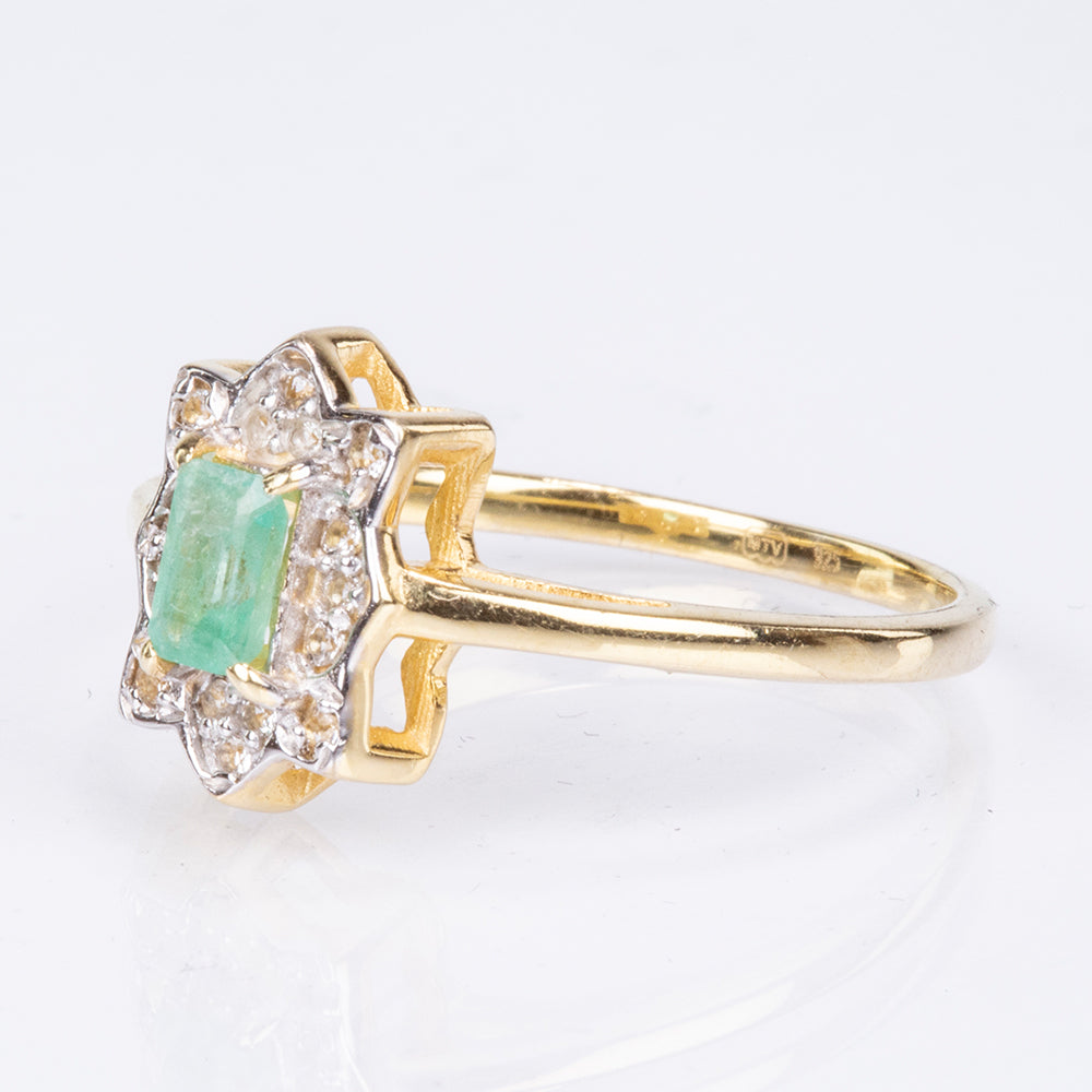 Anillo de Plata Bañada en Oro con Esmeralda de Brasil y Topacio Blanco 9 