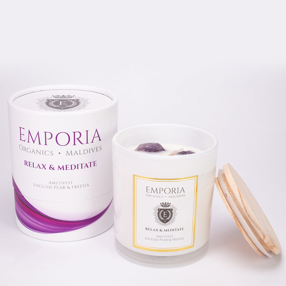 Vela de vidrio orgánico Emporia MALDIVAS - RELAX & MEDITATE, con aroma de amatista, pera inglesa y fresia, 100 % cera de soja, 230 g
