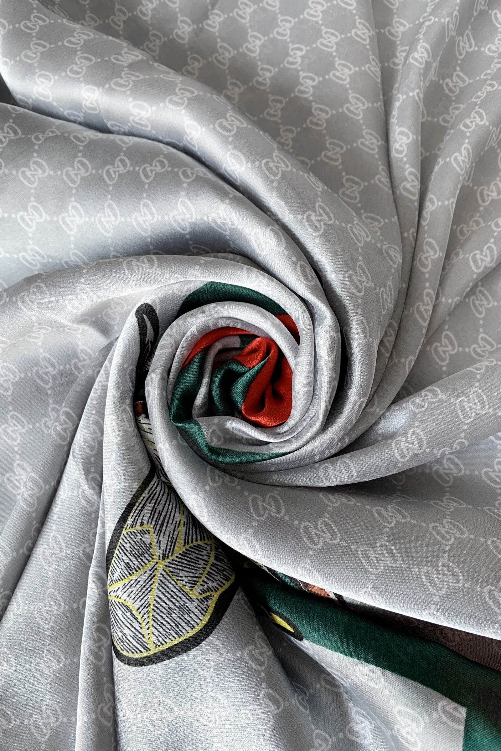Bufanda-Mantón de Seda, 90 cm x 180 cm, Abeja de Moda con Borde, Gris Plata 3 